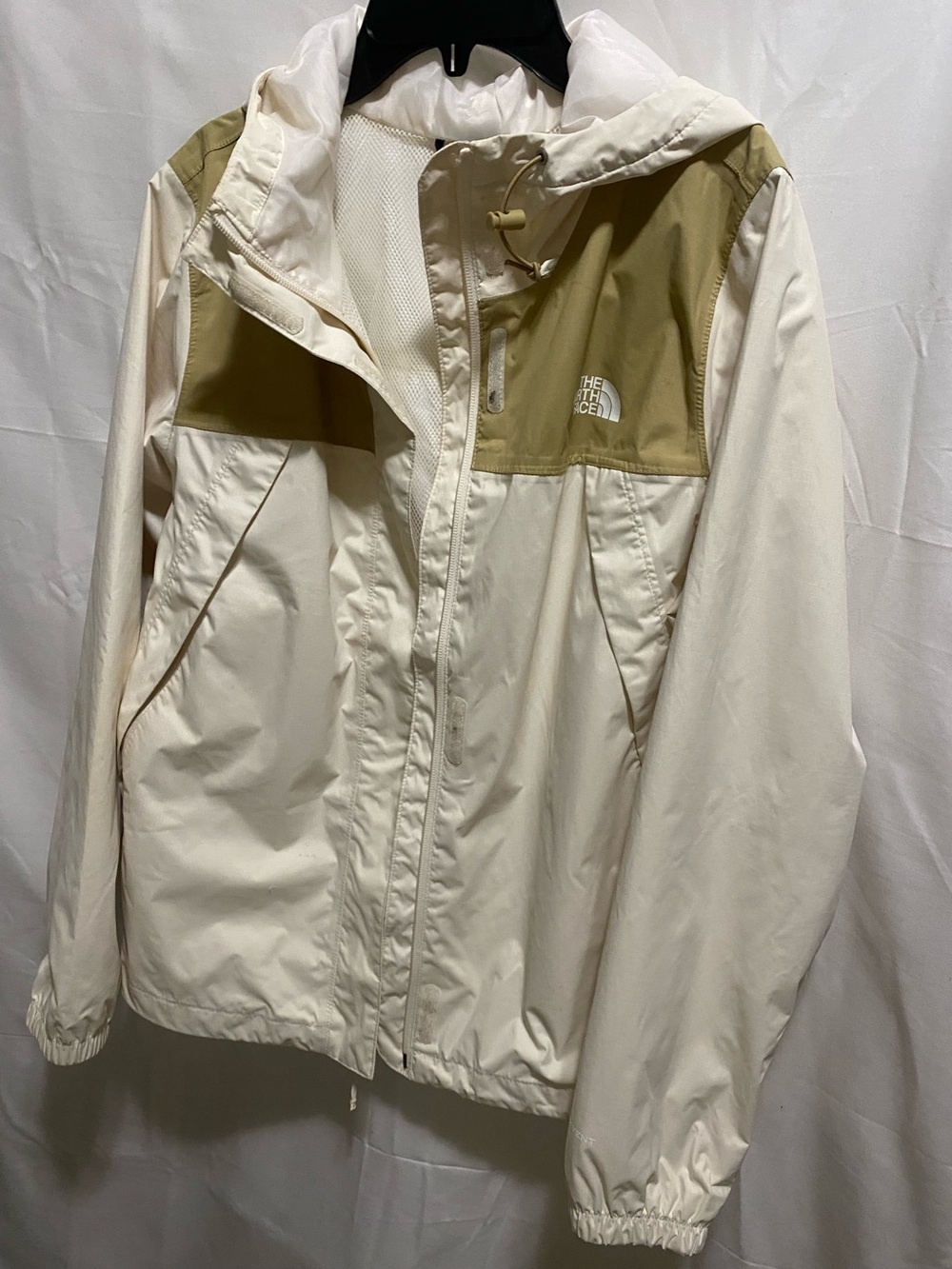 Lightweight Cream Women's Puffer Jacket with Mesh LiningThe North Face woman